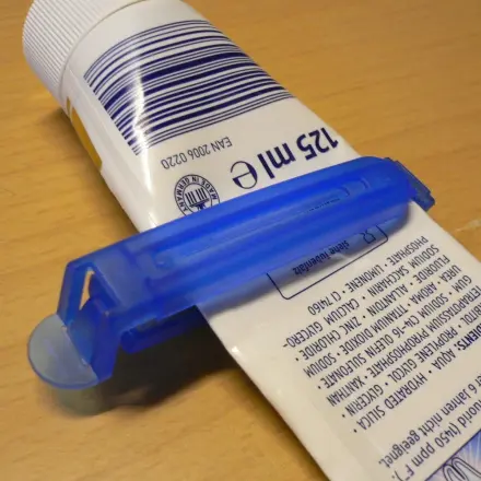 Kunststofftuben entleeren