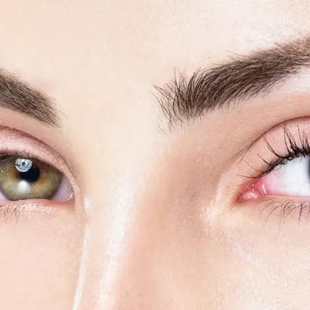 Graue Augenbrauen dezent kaschieren