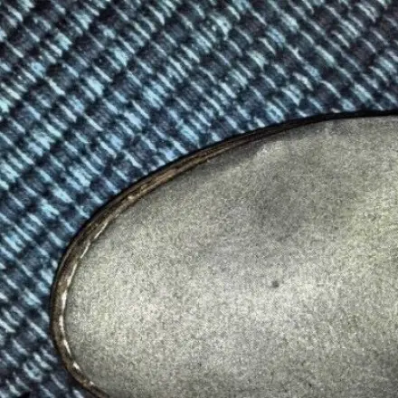 Klebrige Flecken aus Kunstwildleder entfernen