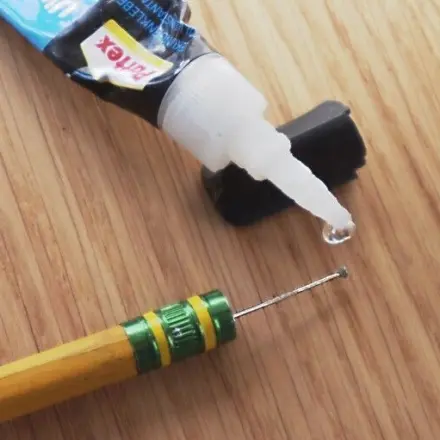 Klebstoff in feine Ritzen oder Löcher streichen