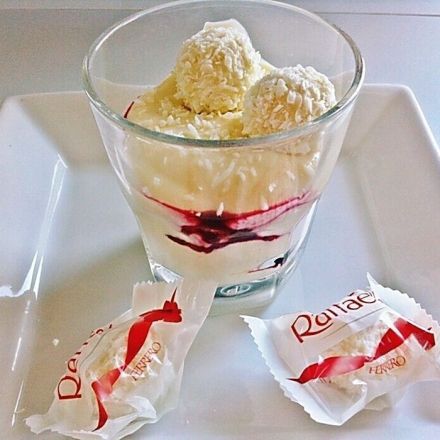 Leckere Raffaellocreme mit Beeren