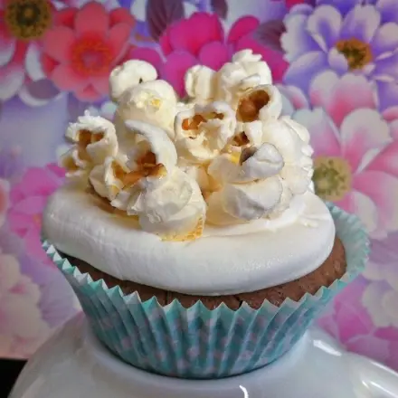 Schoko-Cupcakes mit Popcorn-Topping