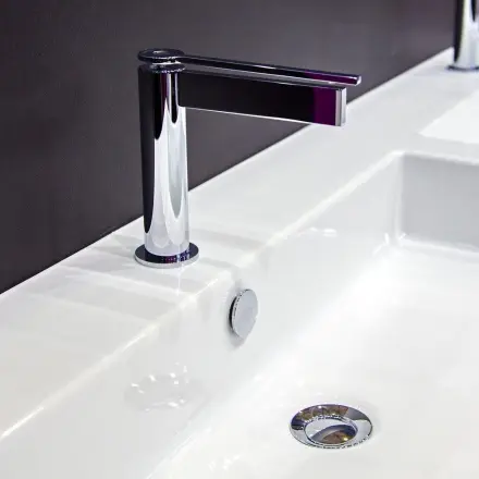 Entfernen von Verfärbungen im Kunststoffwaschbecken