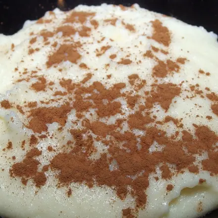 Grießbrei im Teller aus der Mikrowelle