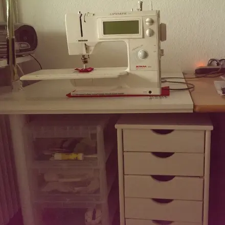 Raum unter Nähtisch nutzen