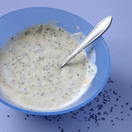 Power-Joghurt mit Kurkuma, Weizenkeimen und Chia-Samen