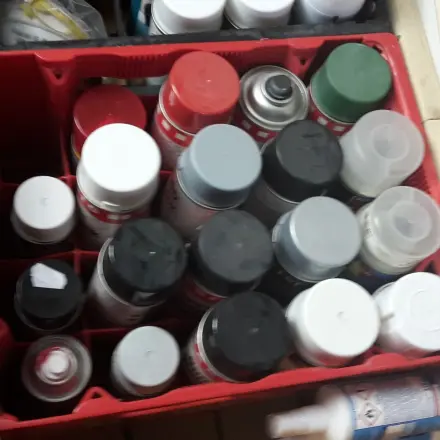 Sprayflaschen im Bierkasten aufbewahren