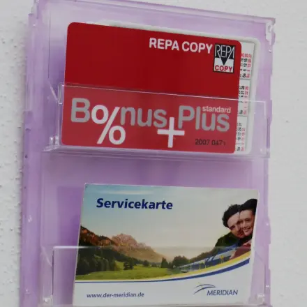 Wandhalter aus alten Kassetten- und CD-Hülle basteln