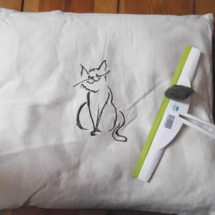 Tierhaare aus Polster und Teppich entfernen