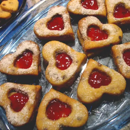 Espresso-Erdbeer-Herzplätzchen