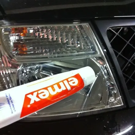 Autoscheinwerfer reinigen