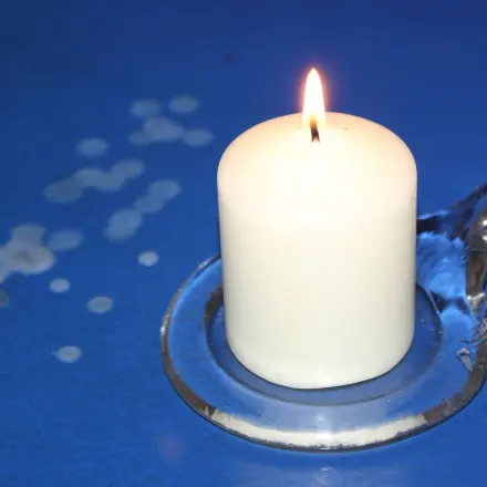 Kerzenwachs entfernen auf Lacktischdecken