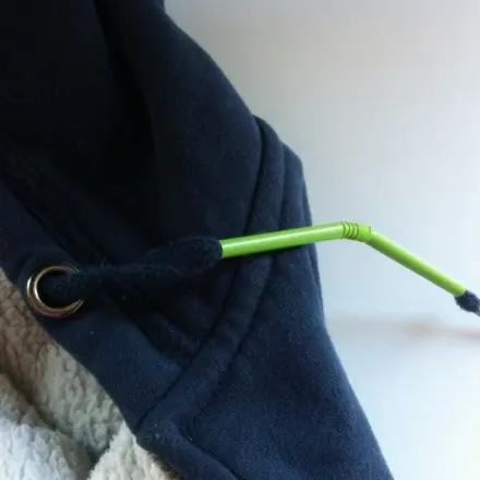 Kordeln an Pullover und Co ganz einfach wieder einziehen