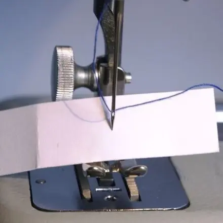 Einfädelloch von Nähmaschinennadel finden