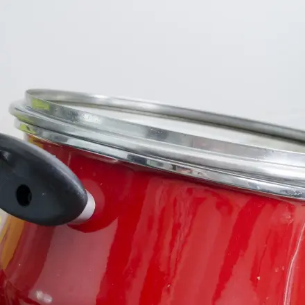 Eingebrannte emaillierte Töpfe reinigen