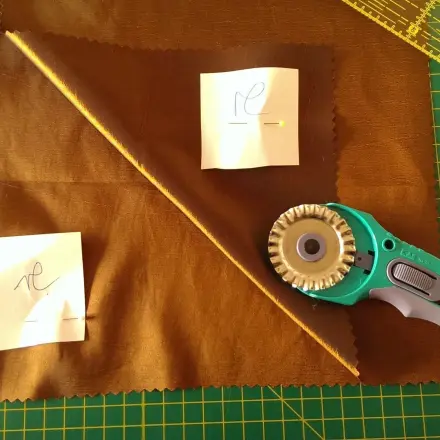 Zuschneiden - Stoffseite - Rollschneider mit Wellenklinge