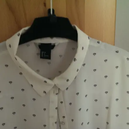 Dünnen Kragen mit Sprühstärke betonen