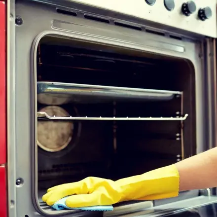 Verkrustung im Backofen entfernen