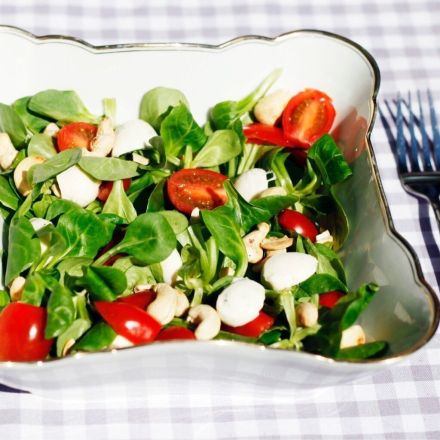 Feldsalat mit Mozzarella und Cocktailtomaten
