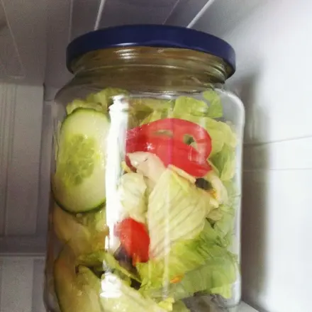 Salat im Kühlschrank frischhalten