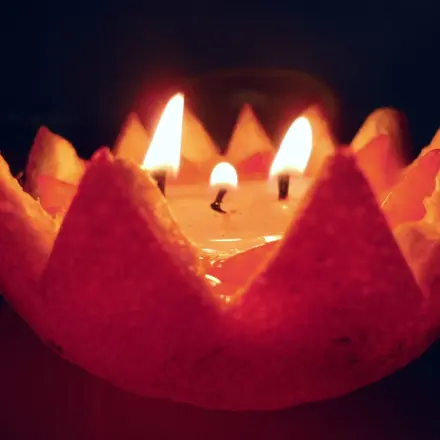 Öllampe in Orangenschale