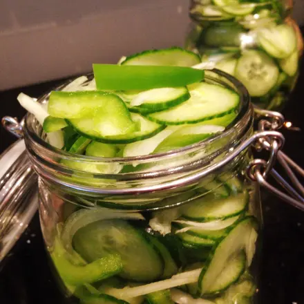 Gurkensalat im Glas