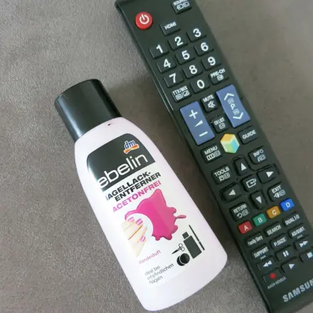 Nagellackentferner gegen Tipp-Ex Flecken