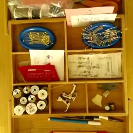 Nähutensilien griffbereit - Ordnung neben der Nähmaschine