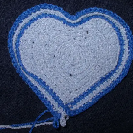 Herzen häkeln: Teppich oder Topflappen