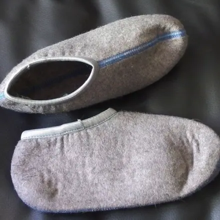 Günstige und platzsparende Hausschuhe für den Besuch