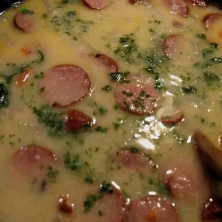 Bunte Kohlrabi-Möhren-Suppe mit Cabanossi