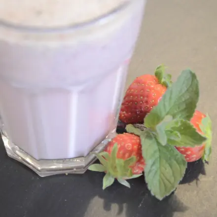 Fruchtiger Erdbeer-Minz-Milchshake