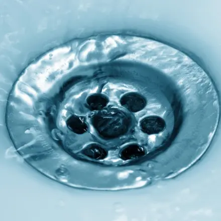 Verstopfte Waschbecken und Ausgüsse vermeiden