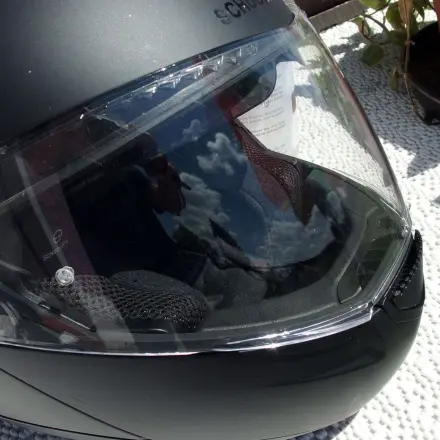 Make-up-Flecken auf dem Innenstoff vom Motorradhelm entfernen