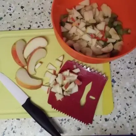 Teigschaber für klein geschnittenes Obst oder Gemüse nutzen