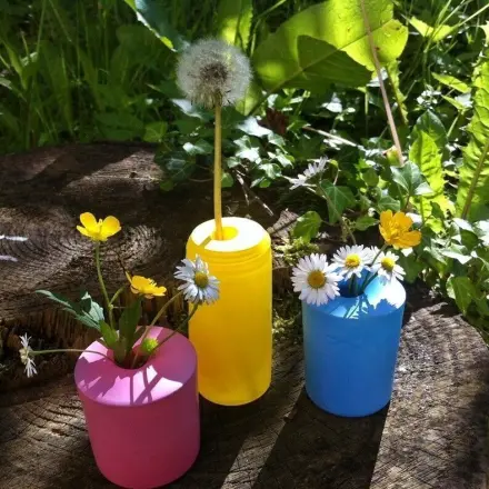 Bunte Vasen: Gläser mit Luftballons aufhübschen