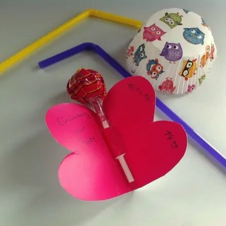 Einladungskarte mit Lolli in Schmetterlingsform basteln