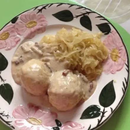 Klöße mit Speckrahmsoße und Sauerkraut