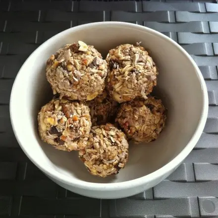 Energiekugeln mit Cranberrys und Mandeln