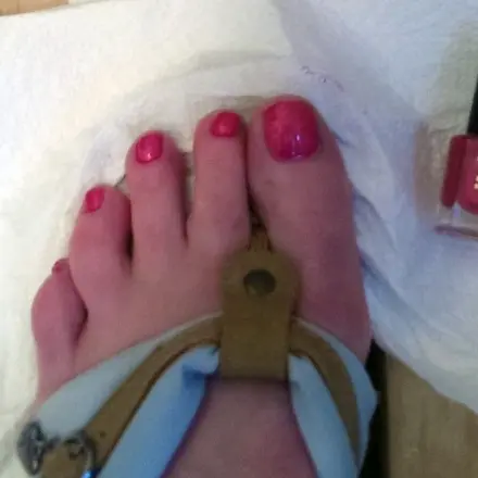 Fußnägel in Sandalen lackieren