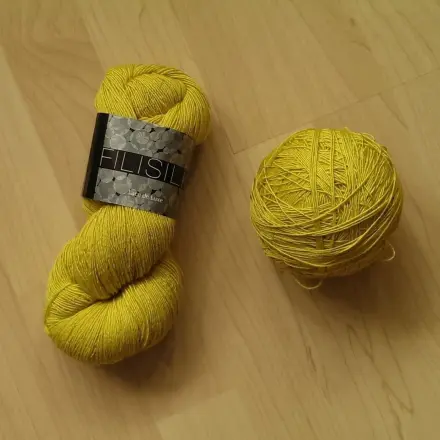 Wollstrang um Stuhlbeine herum zum Knäuel wickeln