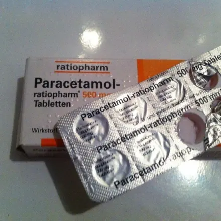 Paracetamol-Tabletten gegen hartnäckige Schweißflecken