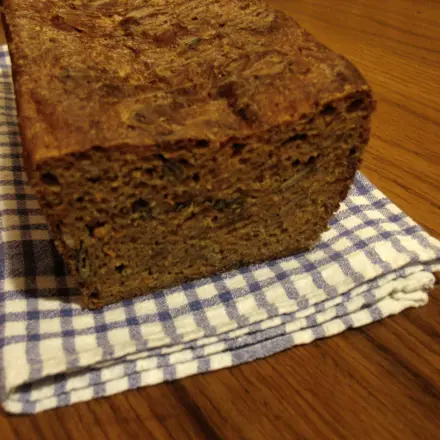 Dinkel-Karotten-Brot mit Buttermilch und Kernen