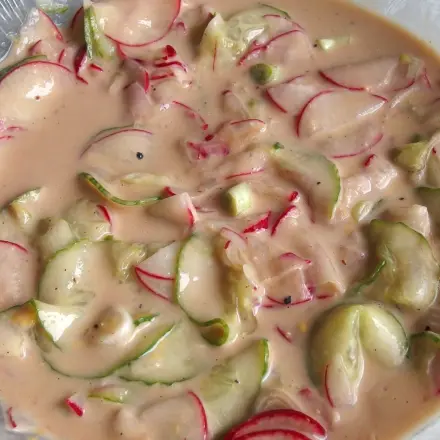 Radieschen-Gurkensalat