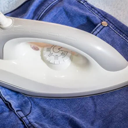 Kaugummi aus Jeans entfernen