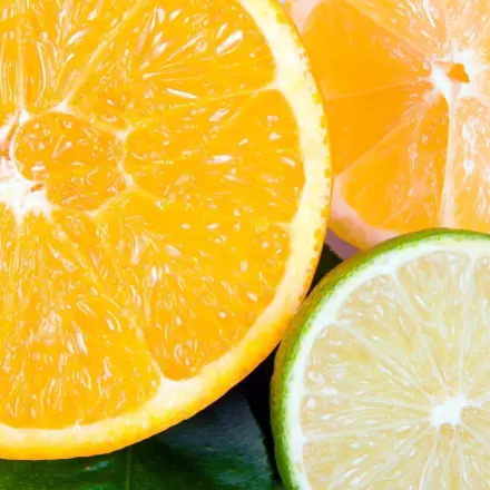 Zitronen- oder Orangensaft auf Vorrat