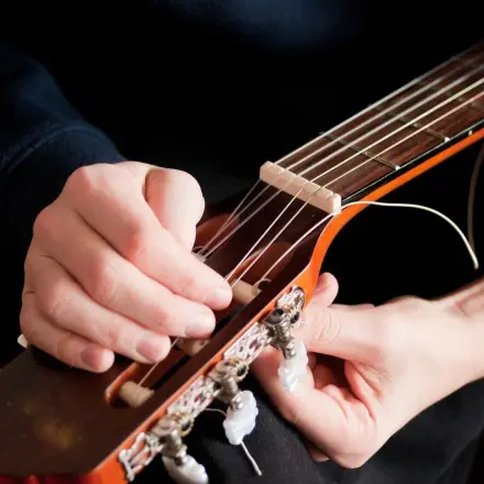 Eine alte Gitarre wieder bespielbar machen