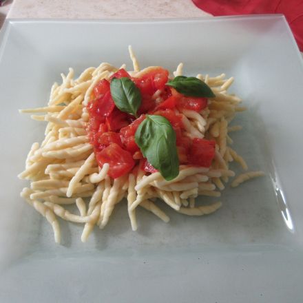 Geschmolzene Tomaten auf Trofie (ligurische Nudeln)
