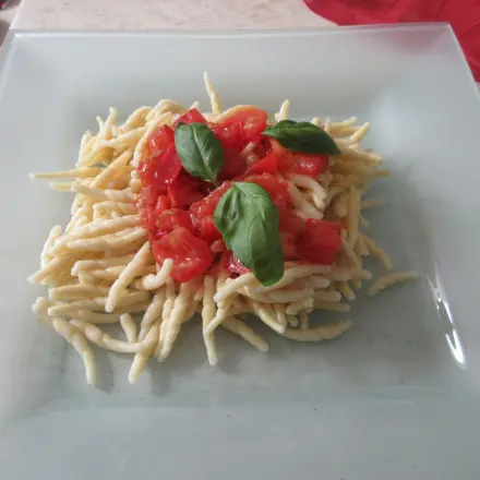 Geschmolzene Tomaten auf Trofie (ligurische Nudeln)