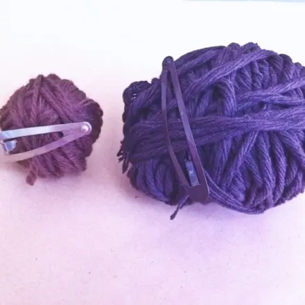 Wollenden mit Haarklammer befestigen